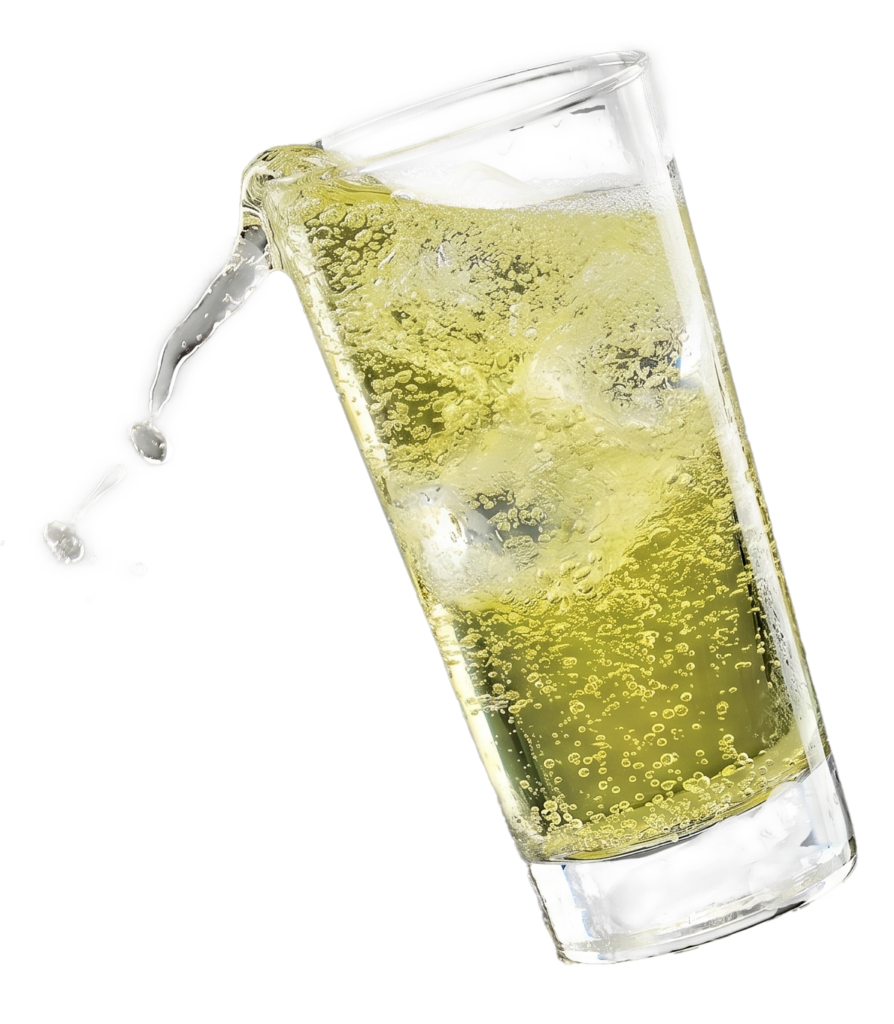 Ein spritziger Bitter Lemon mit Eis sprudelt in einem schräg stehenden Glas, während einige Tropfen auf grauem Hintergrund über den Rand spritzen.