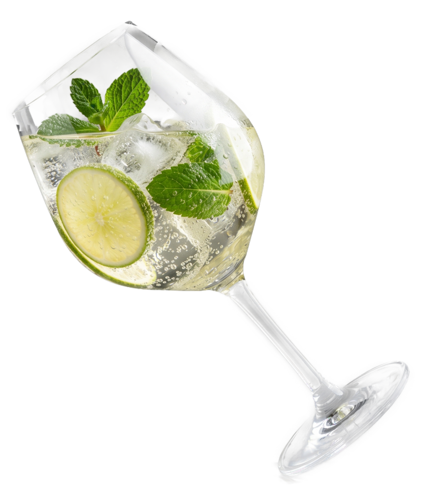 Ein Hugo Spritz mit Limettenscheiben, frischer Minze und prickelndem Sekt steht schräg im Glas vor grauem Hintergrund, kühl serviert.