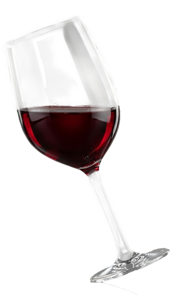 Ein schräg stehendes Weinglas mit tiefrotem Rotwein glänzt vor grauem Hintergrund und zeigt klare Reflexionen auf dem feinen Glasrand.
