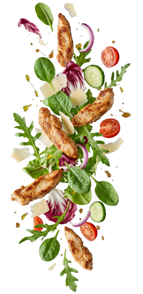 Knusprig gebratene Hähnchenstreifen schweben zwischen Rucola, Spinat, Tomaten, Gurke, Zwiebeln und Parmesanspänen auf dunklem Hintergrund.