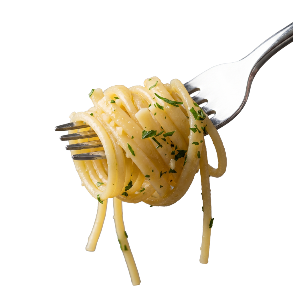 Feine Spaghetti mit Petersilie sind eng um eine Gabel gewickelt und glänzen leicht mit Sauce vor einem ruhigen grauen Hintergrund.