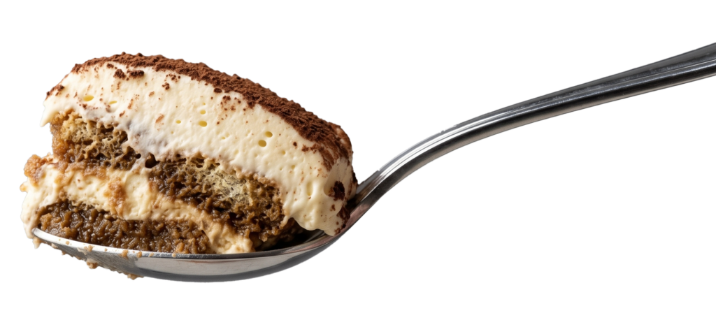 Ein Löffel mit geschichteter Tiramisu zeigt cremige Mascarpone, durchtränkten Biskuit und Kakaopulver vor grauem Hintergrund im Detail.