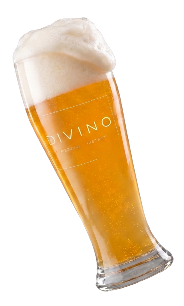 Ein goldfarbenes Weizenbier mit dichter Schaumkrone steht in einem schlanken Glas mit DIVINO-Logo vor grauem Hintergrund.